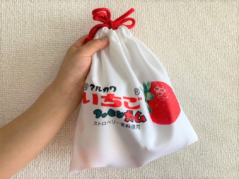 巾着裏　手にもって